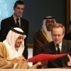 Signature avec Sheikh Sultan de l’accord pour le Louvre Abu Dhabi 2007 - source AFP